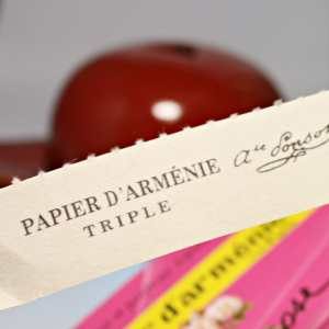 Löse ein Streifen Räucherpapier aus dem Briefchen
